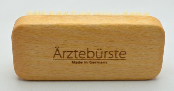 Ärzte Handwaschbürste, weiche Naturborsten, 7 Reihen, Griffmulde für guten Halt.